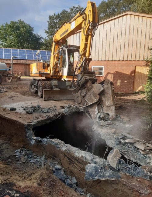 Bagger bei Abbrucharbeiten