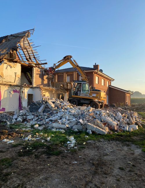 Bagger bei Abrissarbeiten